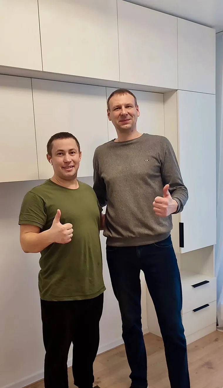 Шкаф до потолка в белых фасадах с чёрными ручками